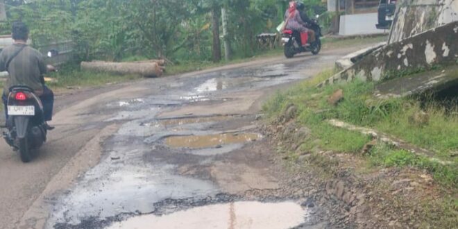 Jalan Kabupaten 6 KM Ciwaru-Cilebak Rusak Parah, Pemda Kuningan-DPRD Malah Adu Narasi APBD