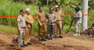 Ada Lagi Nih! Galian Tanah Kotori Jalan Lingkar Timur Kuningan, Satpol PP Turun Tangan