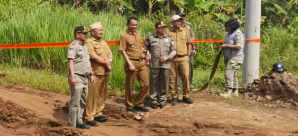 Ada Lagi Nih! Galian Tanah Kotori Jalan Lingkar Timur Kuningan, Satpol PP Turun Tangan