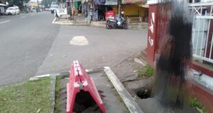 Hati-hati Pejalan Kaki! Ada Lubang Membahayakan di Trotoar Depan Gedung DPRD Kuningan