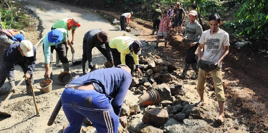 Kompak! Jalan Kabupaten Tak Kunjung Diperbaiki, Warga Karangkancana Turun Tangan