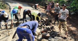Kompak! Jalan Kabupaten Tak Kunjung Diperbaiki, Warga Karangkancana Turun Tangan