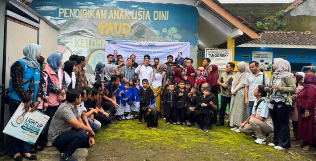 HRA Bersama PLN Pasang Listrik Gratis untuk 3 KK dan 3 Fasilitas Umum di Desaa Cisantana