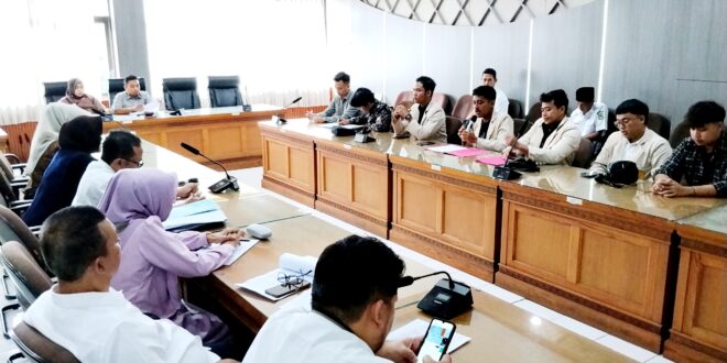 Sambangi DPRD Kuningan, PERMAHI Ingatkan Polemik PDAM Jangan Masuk Angin, BPKP pun Diminta Segera Turun