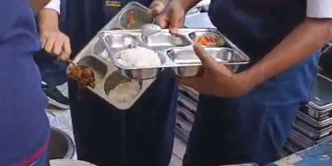 Video Viral Diduga Siswa SMPN di Kuningan Pisahkan dan Buang Menu MBG
