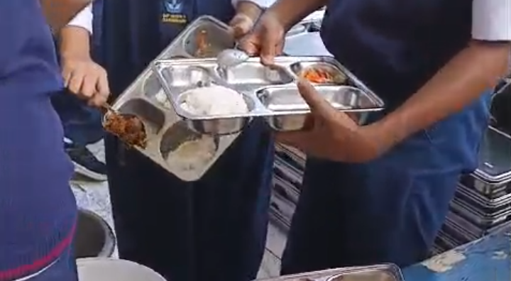 Video Viral Diduga Siswa SMPN di Kuningan Pisahkan dan Buang Menu MBG
