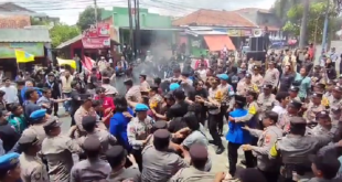 Diwarnai Aksi Saling Dorong dengan Aparat, Ratusan Mahasiswa GMNI-PMII Gugat Dasar Hukum Tunjangan DPRD Kuningan