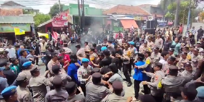 Diwarnai Aksi Saling Dorong dengan Aparat, Ratusan Mahasiswa GMNI-PMII Gugat Dasar Hukum Tunjangan DPRD Kuningan