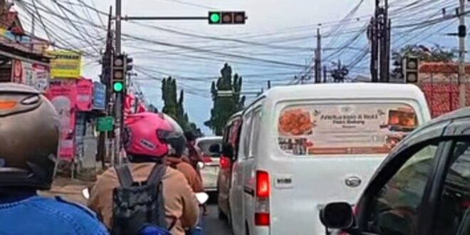 Traffic Light Simpang 4 Ciporang Disorot, Lampu Hijau Bersamaan Rawan Picu Tabrakan