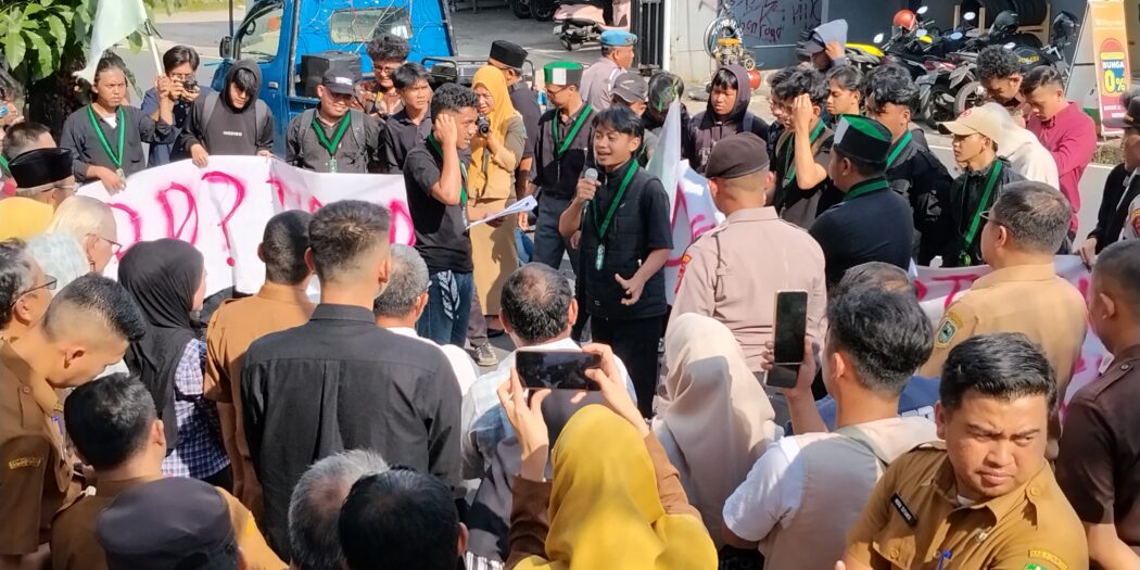 BREAKING NEWS: HMI Kuningan Gedor DPRD Lewat Demonstrasi, Desak Bongkar Temuan BPK Disdikbud