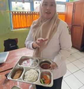 “Jangan Ngahinakeun Anak-anak Kami!” Tuti Semprot Menu MBG di SDN 1 Cilaja, Sayur Cuma 3 Iris