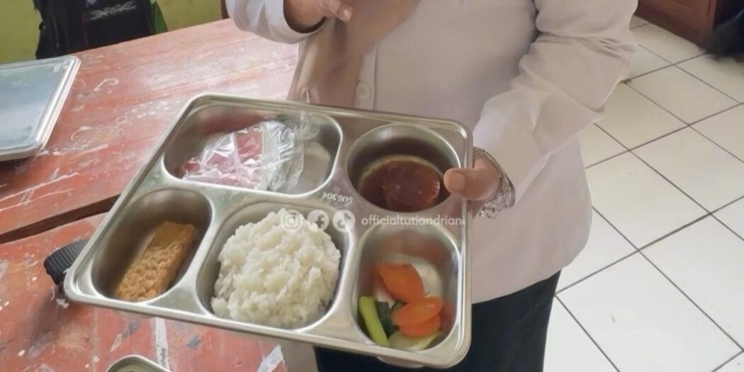 “Jangan Ngahinakeun Anak-anak Kami!” Tuti Semprot Menu MBG di SDN 1 Cilaja, Sayur Cuma 3 Iris