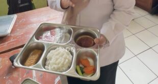 “Jangan Ngahinakeun Anak-anak Kami!” Tuti Semprot Menu MBG di SDN 1 Cilaja, Sayur Cuma 3 Iris