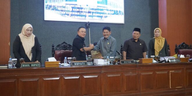 Sempat Diwarnai Isu Boikot, Rapat Paripurna DPRD Kuningan Molor Satu Jam Lebih, Bupati Sampaikan LPj APBD 2025