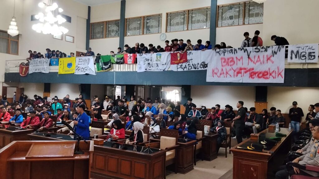 Gedung DPRD Kuningan Diguncang Aksi Mahasiswa, MBG dan KDMP Dikecam Habis-habisan