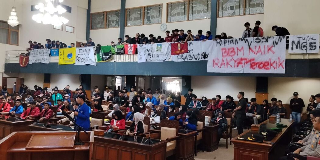 Gedung DPRD Kuningan Diguncang Aksi Mahasiswa, MBG dan KDMP Dikecam Habis-habisan