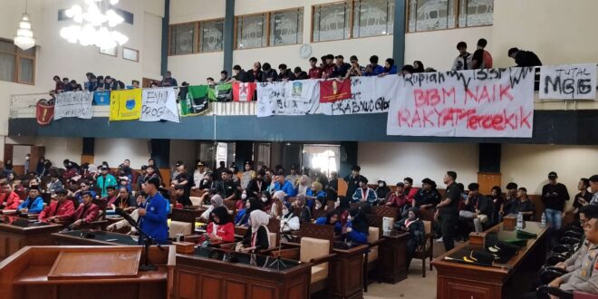 Gedung DPRD Kuningan Diguncang Aksi Mahasiswa, MBG dan KDMP Dikecam Habis-habisan