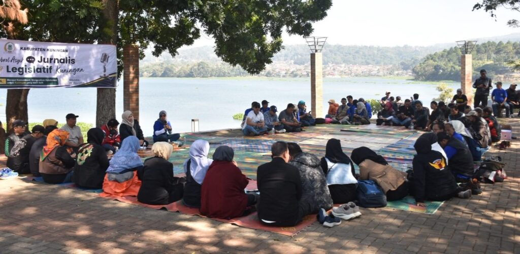 DPRD Kuningan Ajak Puluhan Jurnalis Berdiskusi di Waduk Darma, Bangun Kemitraan yang Lebih Baik
