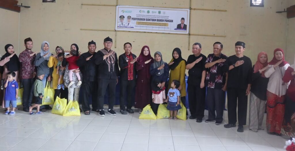 Data SKPG Jadi Acuan, Pemkab Kuningan Salurkan Bantuan Pangan untuk Warga Cigandamekar