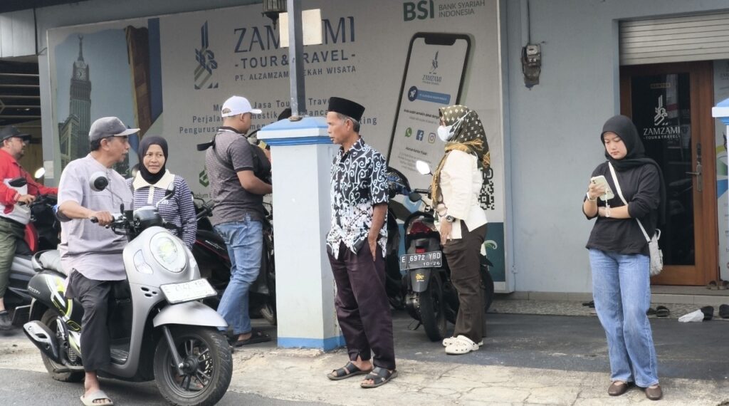 Tagih Kepastian Keberangkatan, Keluarga Calon Jemaah Umrah Datangi Kantor Al-Zamzami