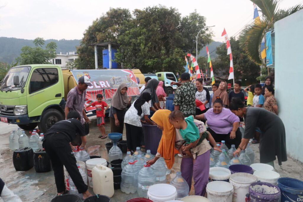 Musim Kemarau, Polres Kuningan dan PAM Tirta Kamuning Salurkan 12 Ribu Liter Air Bersih ke Warga Pakembangan