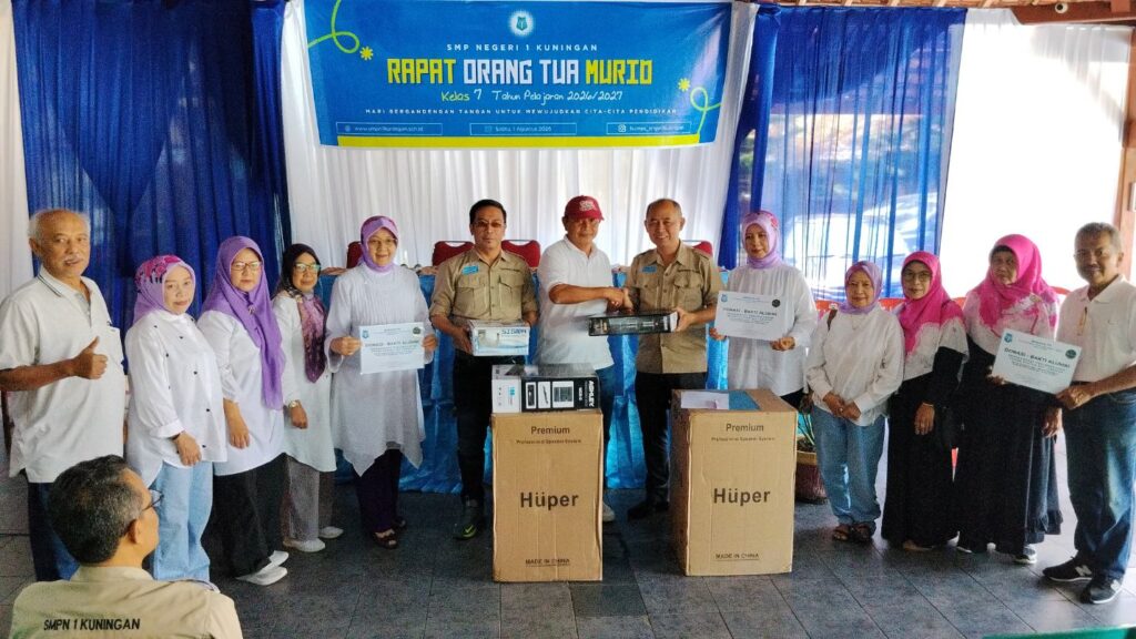 Alumni Angkatan 77 Serahkan Bantuan Sound System untuk SMPN 1 Kuningan