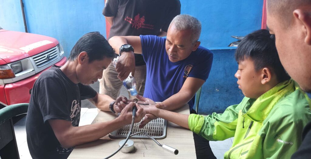 Misi 20 Menit! Damkar Kuningan Bongkar Cincin Titanium di Jari Pelajar