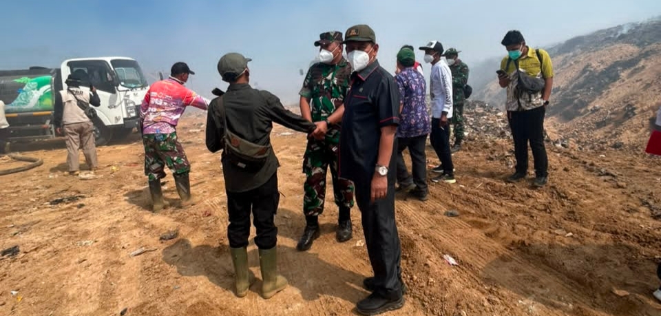 Tinjau Kebakaran TPSA Ciniru, Ketua DPRD Kuningan Beri Apresiasi ke Tim Gabungan