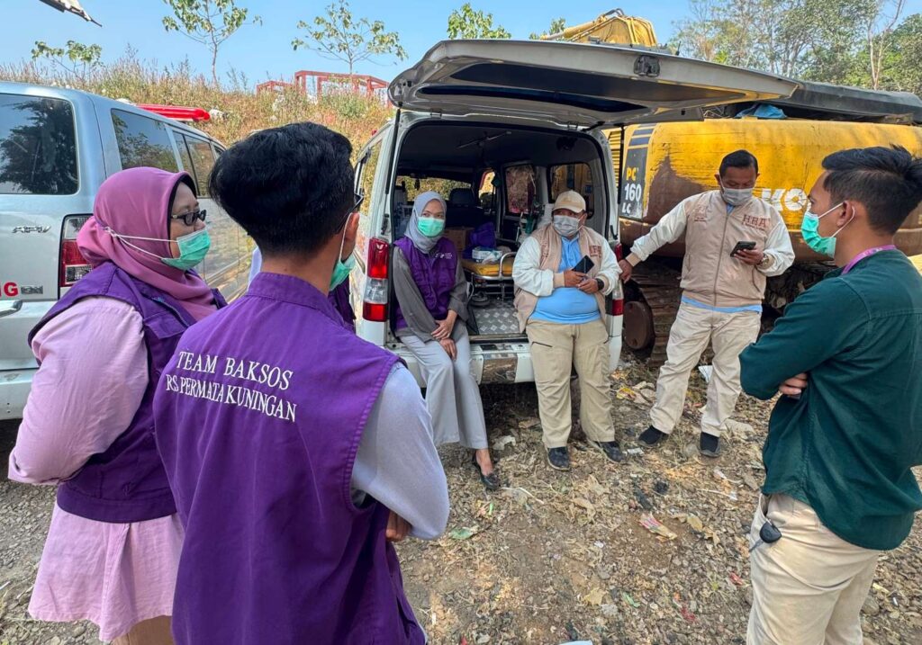 Hari Ketiga Kebakaran TPSA Ciniru, Tim HRA Suplai Vitamin dan Siagakan Tim Medis untuk Petugas