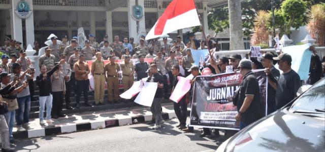Tolak Stigmatisasi ‘Londo Ireng’, Jurnalis Kuningan Gelar Aksi ‘Jalan Mundur’ di Depan Pendopo