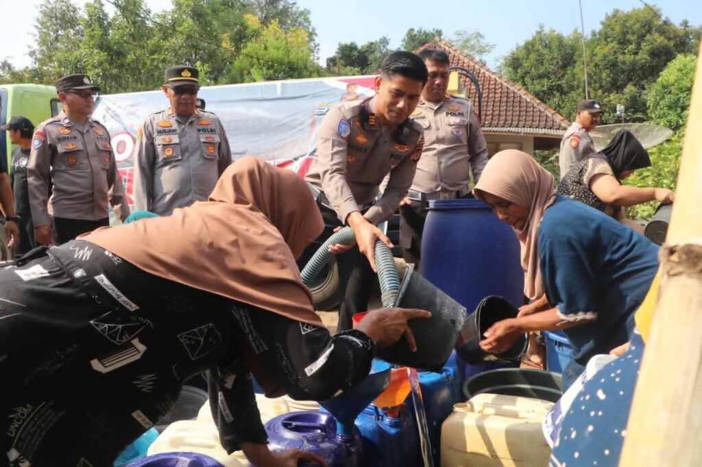 Polres Kuningan Salurkan Air Bersih dan Layanan Kesehatan untuk Warga Cihanjaro