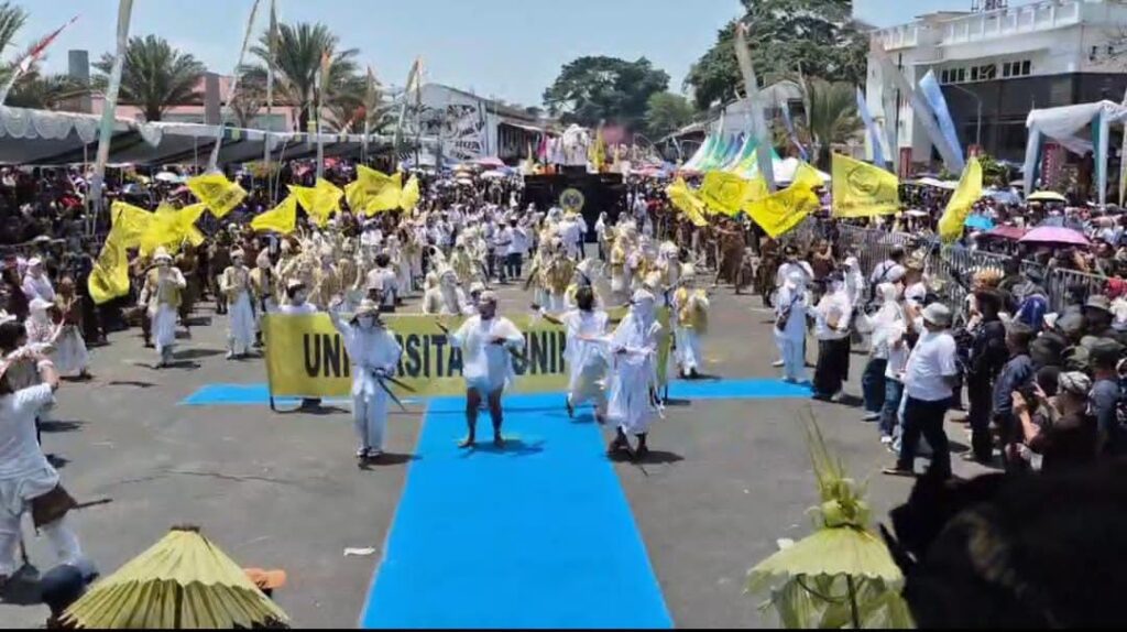 Pesan Tajam Uniku di Tengah Karnaval Harjad ke-528 Kuningan: Kalau Ingin Maju, Harus Bersih dan Jujur