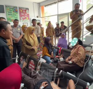 Bupati Kunjungi Puluhan Siswa Diduga Keracunan MBG di Ciwaru, Dapur SPPG Akan Ditutup