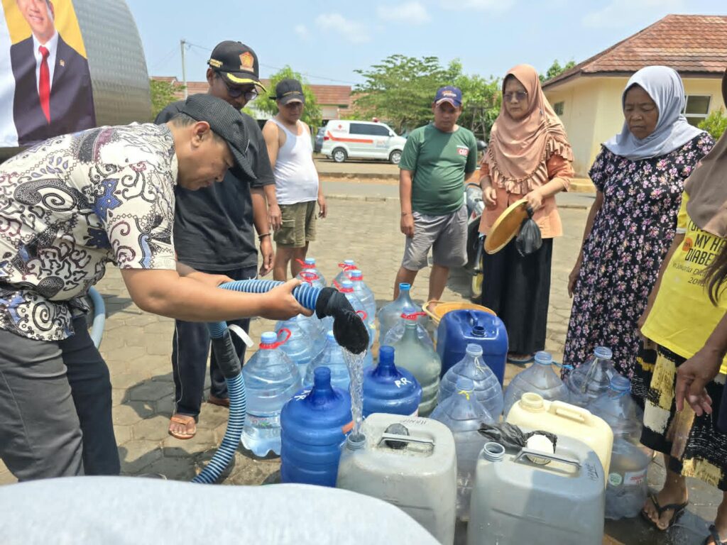 Empat Bulan Krisis Air, Warga Kawungsari Kuningan Berebut Air Bersih Kiriman Rokhmat Ardiyan