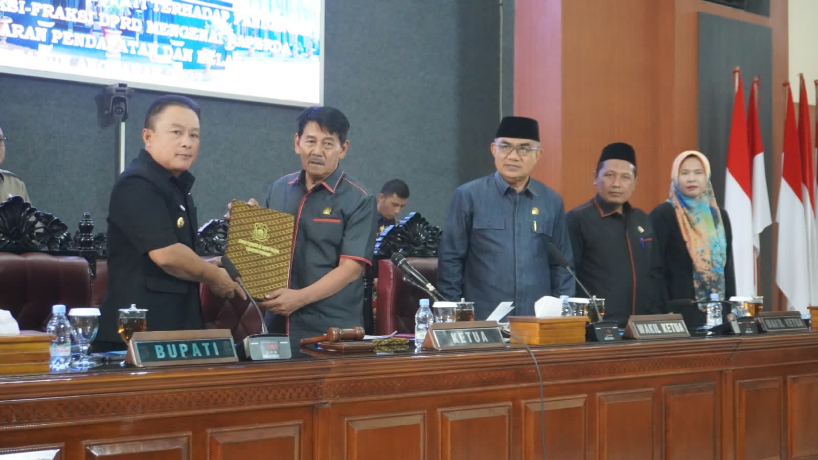 Jawab Kritik Fraksi-Fraksi di DPRD, Bupati Kuningan Janji Evaluasi Belanja Daerah