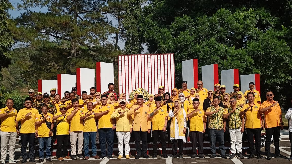 HUT ke-62 Golkar, Yudi Budiana Pimpin Ziarah ke Makam Tokoh Partai di Kuningan